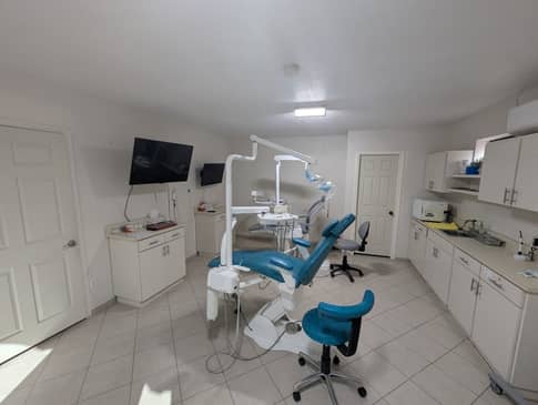 Slider image (2) Smiles Implant Studio